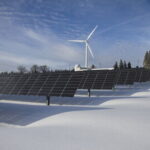 freistehende PV Anlage und Windrad