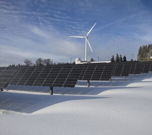 freistehende PV Anlage und Windrad