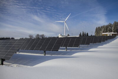 freistehende PV Anlage und Windrad